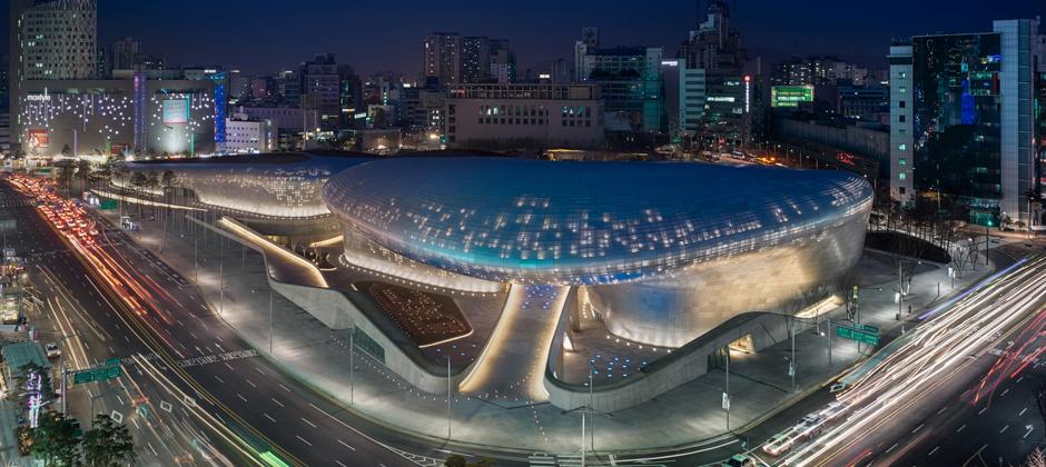 Seoul_Night-View-of-Dongdaemun-Design-Plaza_(c)Virgile-Simon-Bertrand.jpg